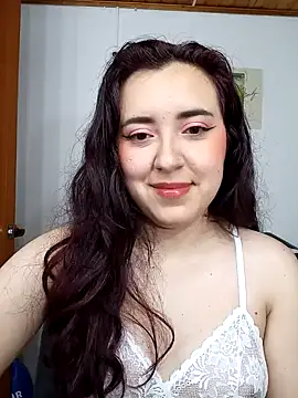 Snapshot of Emi_chik chatting on 01/18/25, 10:39 Emi chik online show from 01/18/25, 10:39