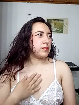 Snapshot of Emi_chik chatting on 01/26/25, 02:14 Emi chik online show from 01/26/25, 02:14