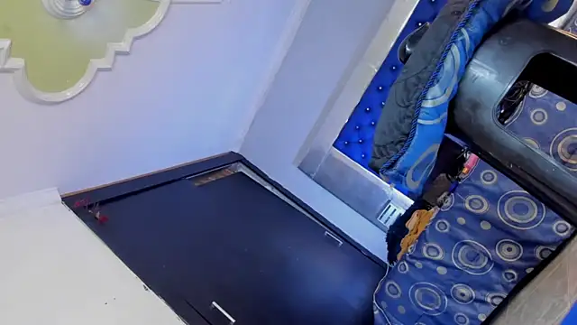 Eyleen Santos online show from 04/15/26, 07:51