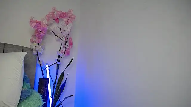 Snapshot of Sweet_hot_mia chatting on 06/12/26, 02:59 Sweet hot mia online show from 06/12/26, 02:59