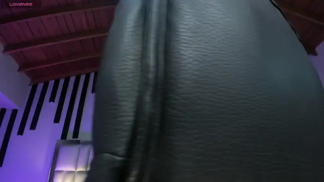 KatieNolan 1 online show from 11/14/25, 08:12