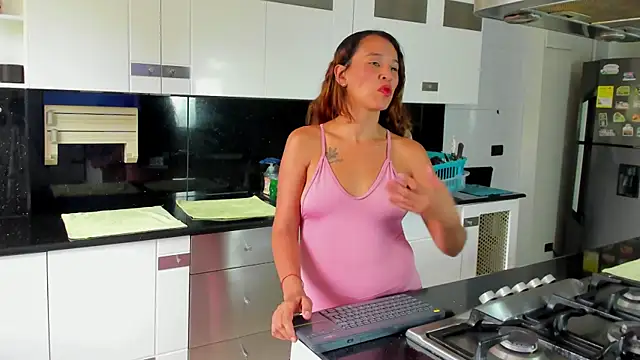 ShainaBonne online show from 09/25/25, 07:42