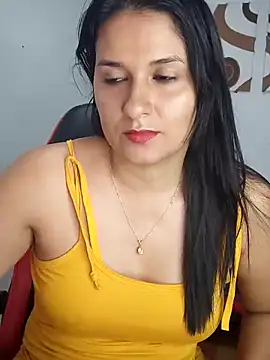 Snapshot of elena_jonees chatting on 12/22/25, 08:09 elena jonees online show from 12/22/25, 08:09