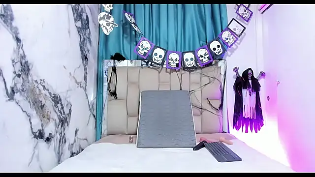 dafne queenn online show from 10/13/25, 01:02