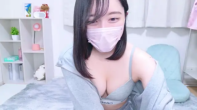 Snapshot of Yurie_ chatting on 02/01/25, 02:13 Yurie online show from 02/01/25, 02:13