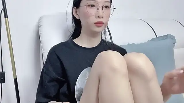 Snapshot of Lili-2 chatting on 04/22/26, 12:45 Lili-2 online show from 04/22/26, 12:45