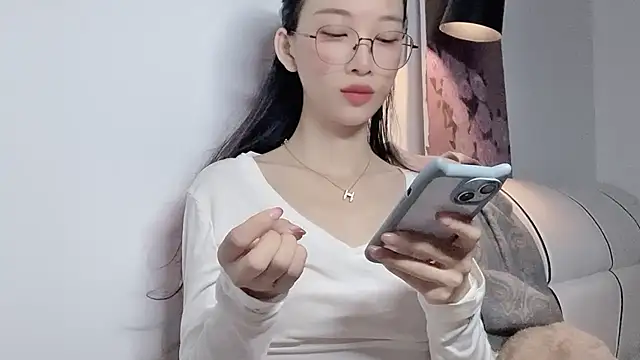 Snapshot of Lili-2 chatting on 05/23/26, 04:28 Lili-2 online show from 05/23/26, 04:28