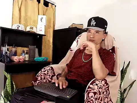 Edward Milleer online show from 10/26/25, 03:40