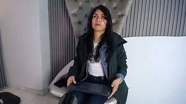 Melodi Roux online show from 05/09/26, 11:57