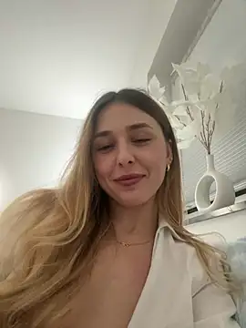 Snapshot of Sophie_Enzo chatting on 03/01/25, 04:04 Sophie Enzo online show from 03/01/25, 04:04