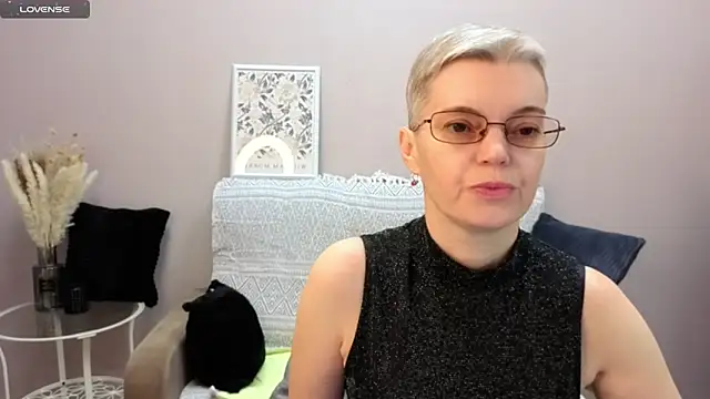 Snapshot of Cutie_Erikaa1 chatting on 11/19/25, 02:22 Cutie Erikaa1 online show from 11/19/25, 02:22