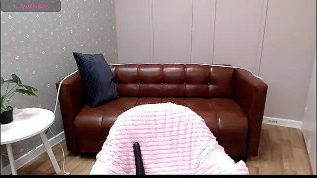 Snapshot of Cutie_Erikaa1 chatting on 12/17/25, 02:27 Cutie Erikaa1 online show from 12/17/25, 02:27