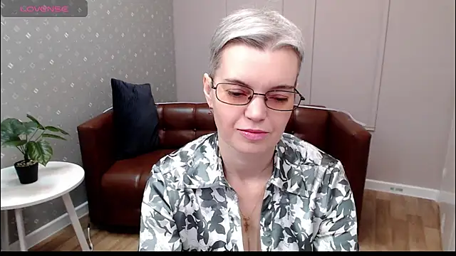 Snapshot of Cutie_Erikaa1 chatting on 12/18/25, 02:16 Cutie Erikaa1 online show from 12/18/25, 02:16