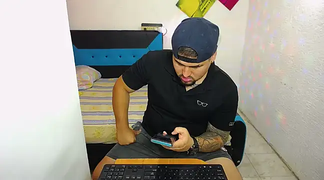 Snapshot of pitbullveryhot chatting on 03/15/25, 06:14 pitbullveryhot online show from 03/15/25, 06:14