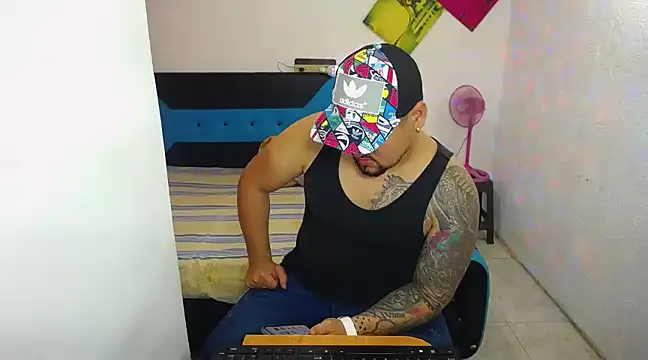 Snapshot of pitbullveryhot chatting on 03/13/25, 03:33 pitbullveryhot online show from 03/13/25, 03:33