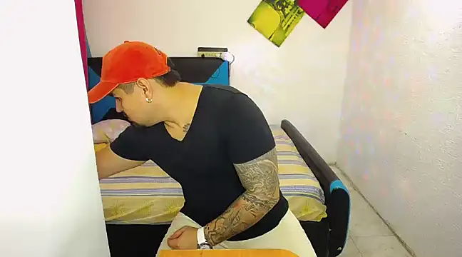 Snapshot of pitbullveryhot chatting on 03/19/25, 06:12 pitbullveryhot online show from 03/19/25, 06:12