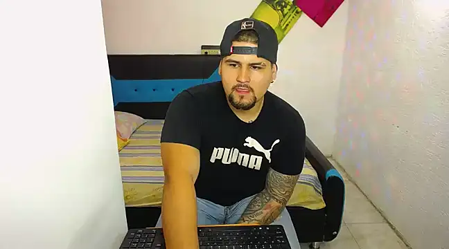 Snapshot of pitbullveryhot chatting on 03/18/25, 09:43 pitbullveryhot online show from 03/18/25, 09:43