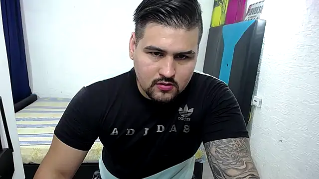 Snapshot of pitbullveryhot chatting on 11/17/25, 07:56 pitbullveryhot online show from 11/17/25, 07:56