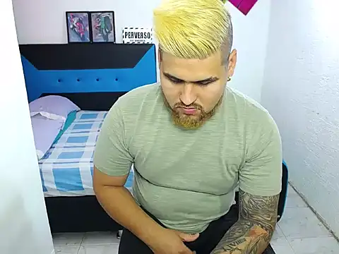 Snapshot of pitbullveryhot chatting on 12/06/24, 02:00 pitbullveryhot online show from 12/06/24, 02:00