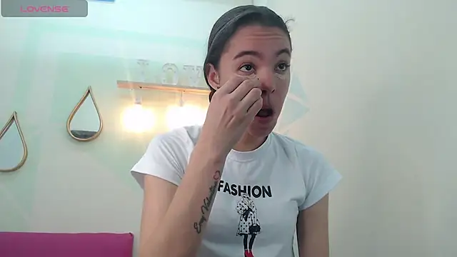 Snapshot of Mia-kalinfa chatting on 01/23/25, 12:52 Mia-kalinfa online show from 01/23/25, 12:52