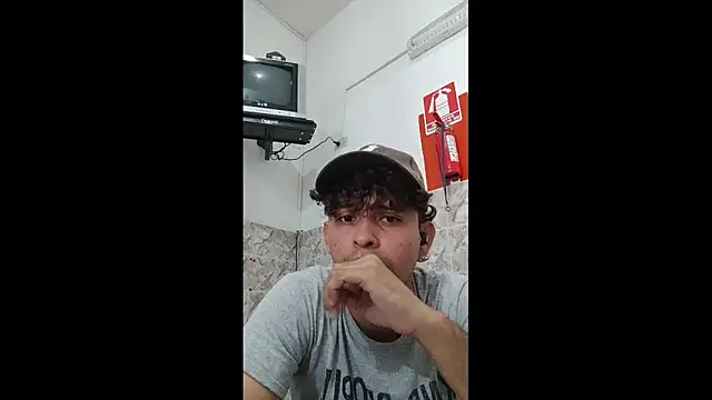 Snapshot of luisfer_306 chatting on 02/18/25, 05:42 luisfer 306 online show from 02/18/25, 05:42