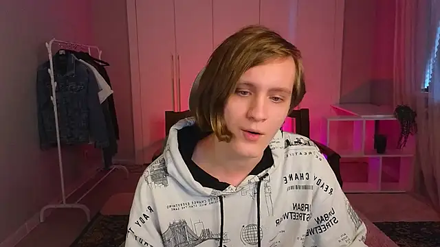 Snapshot of nikompell chatting on 03/18/25, 03:02 nikompell online show from 03/18/25, 03:02