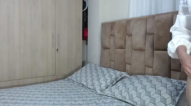 aleejhandraa online show from 02/18/25, 10:47