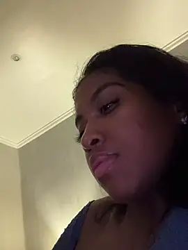 Snapshot of IamCrystal2 chatting on 12/11/24, 01:37 IamCrystal2 online show from 12/11/24, 01:37