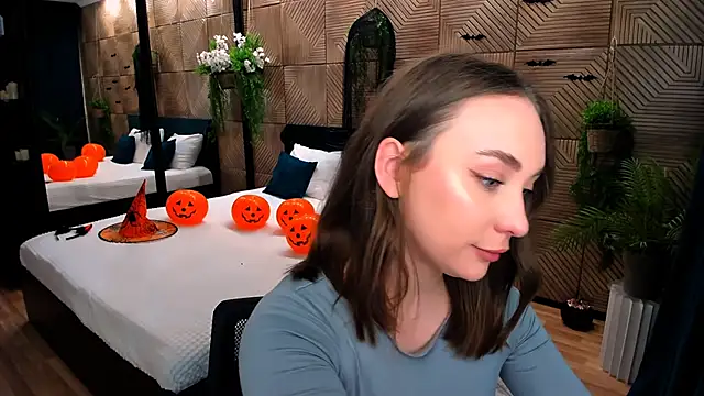 Snapshot of TrueReincarnation chatting on 10/28/25, 04:06 TrueReincarnation online show from 10/28/25, 04:06