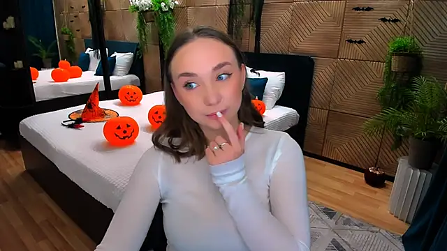 Snapshot of TrueReincarnation chatting on 11/02/25, 10:20 TrueReincarnation online show from 11/02/25, 10:20