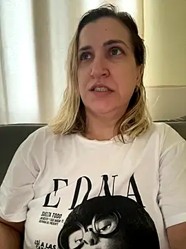 Snapshot of Bia_sexynovaes chatting on 10/27/25, 12:28 Bia sexynovaes online show from 10/27/25, 12:28