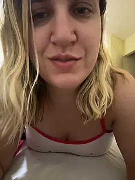 Snapshot of Bia_sexynovaes chatting on 11/25/25, 02:45 Bia sexynovaes online show from 11/25/25, 02:45