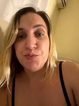 Snapshot of Bia_sexynovaes chatting on 11/15/25, 12:47 Bia sexynovaes online show from 11/15/25, 12:47