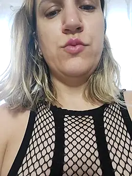 Snapshot of Bia_sexynovaes chatting on 10/21/25, 11:53 Bia sexynovaes online show from 10/21/25, 11:53