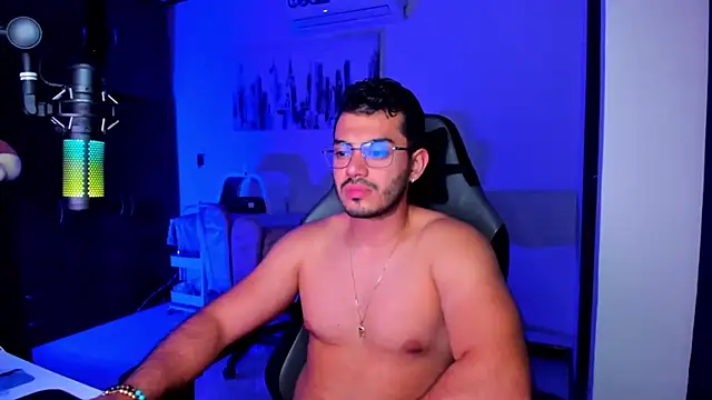 Snapshot of BrunoD31 chatting on 10/20/25, 04:03 BrunoD31 online show from 10/20/25, 04:03