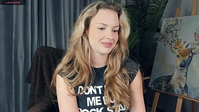 Snapshot of ElizavecaSunrise chatting on 10/27/25, 02:07 ElizavecaSunrise online show from 10/27/25, 02:07