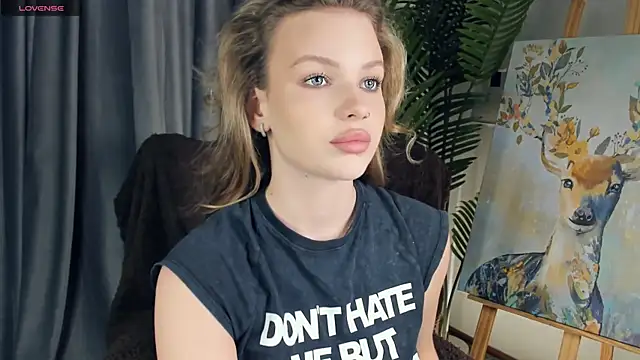 Snapshot of ElizavecaSunrise chatting on 11/15/25, 07:12 ElizavecaSunrise online show from 11/15/25, 07:12