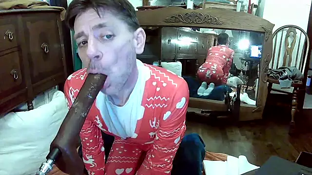 Snapshot of MaxJr8008 chatting on 12/04/25, 08:46 MaxJr8008 online show from 12/04/25, 08:46