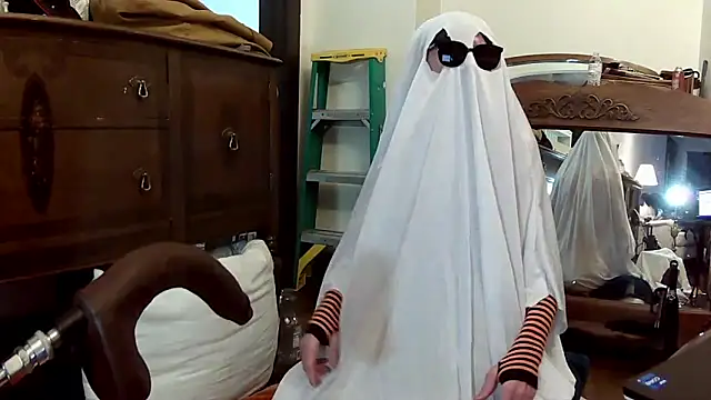 Snapshot of MaxJr8008 chatting on 10/30/25, 06:55 MaxJr8008 online show from 10/30/25, 06:55