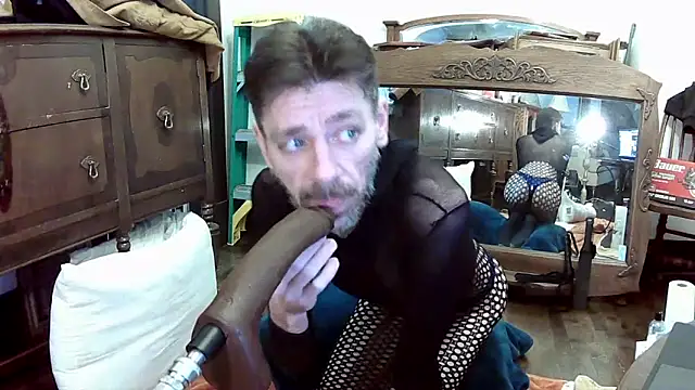 MaxJr8008 online show from 11/23/25, 07:07