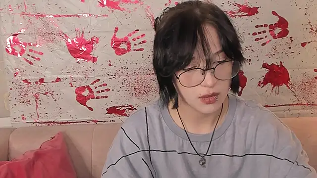 Snapshot of fiamoory chatting on 10/27/25, 01:17 fiamoory online show from 10/27/25, 01:17