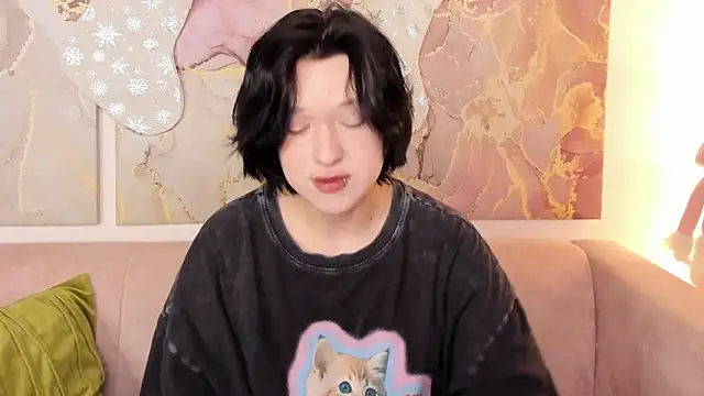 Snapshot of fiamoory chatting on 12/17/25, 01:10 fiamoory online show from 12/17/25, 01:10