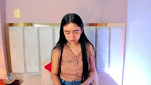 LaraGoldd online show from 10/31/25, 04:47