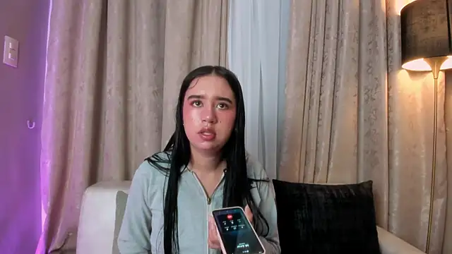 Snapshot of LaraGoldd chatting on 12/23/25, 12:43 LaraGoldd online show from 12/23/25, 12:43