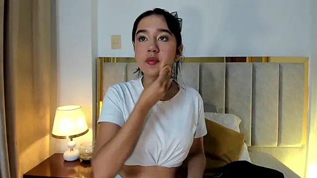 Snapshot of LaraGoldd chatting on 09/19/25, 12:25 LaraGoldd online show from 09/19/25, 12:25