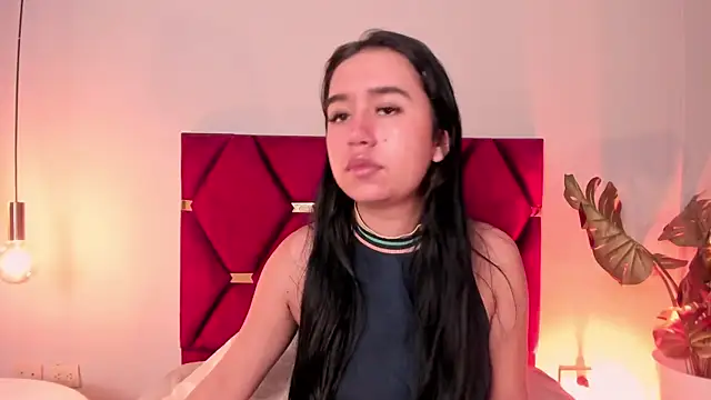 Snapshot of LaraGoldd chatting on 01/17/26, 12:37 LaraGoldd online show from 01/17/26, 12:37