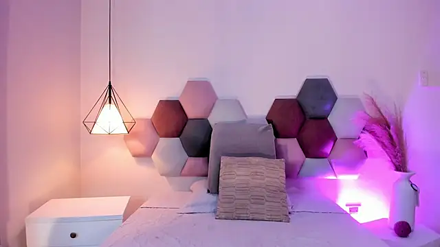 LaraGoldd online show from 10/25/25, 12:54