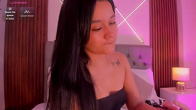 Snapshot of alisson_sanders chatting on 04/22/26, 01:18 alisson sanders online show from 04/22/26, 01:18