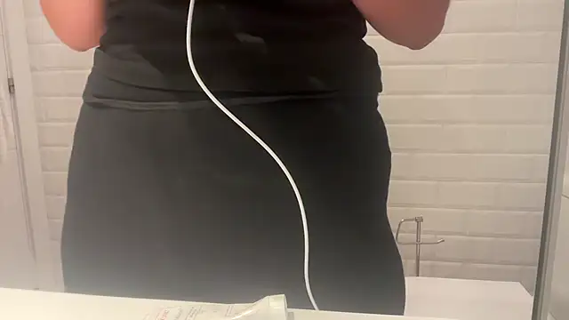 Snapshot of leaxoxo chatting on 12/06/24, 09:51 leaxoxo online show from 12/06/24, 09:51