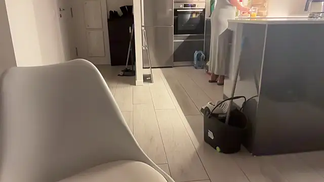 Snapshot of leaxoxo chatting on 12/05/24, 06:49 leaxoxo online show from 12/05/24, 06:49